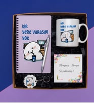 Bir Yere Varasım Yok Defter, Kupa, Kişiye Özel Kalem, Anahtarlık Hediye Seti  (Kırmızı)