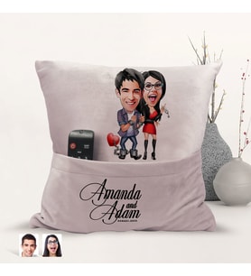 BK Gift Kişiye Özel Sevgililer Karikatür Tasarımlı Organizer Kumanda ve Atıştırmalık Cepli Pembe Kırlent Yastık-1 Arkadaşa Hediye, Cepli Yastık