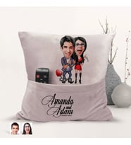 BK Gift Kişiye Özel Sevgililer Karikatür Tasarımlı Organizer Kumanda ve Atıştırmalık Cepli Pembe Kırlent Yastık-1 Arkadaşa Hediye, Cepli Yastık