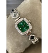 Saat Kutulu Metal Kordon Şık Zirkon Taşlı Yeşil Gümüş Renk Kare Kadın Kol Saati Yılbaşı Hediyesi Zarif Sürpriz Hediye Sevgiliye Anneye Ablaya Eşe Hanıma Kardeşe Teyzeye Doğum Günü Yıl Dönümü Hediyesi Arkadaşa Dosta