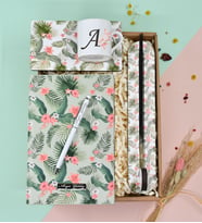 Kişiye Özel Beyaz Touch Pen& Yaprak Tasarımlı Defter& Yaprak Tasarım Desenli Tütsülük& Harf Baskılı Fincan& Fincan Altlığı Hediye Seti