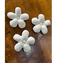 3 ADET ŞİŞME BEYAZ ÇİÇEK DİKİŞ GİYİM ÇANTA AKSESUARI 9X9 CM