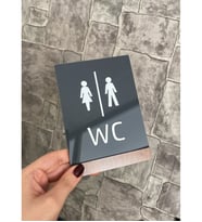 Wooden Serisi Minimal WC Yönlendirme Levhası