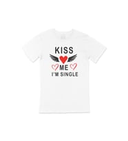 Kiss Me I am Single Tişört (Beyaz)