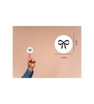 Siyah İnce Fiyonk Baskılı Etiket Yuvarlak Mat Çıkartma Bow Round Sticker 4 Cm (40 Adet)
