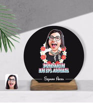 BK Gift Kişiye Özel Dünyanın En İyi Annesi Karikatürlü Yuvarlak Ahşap Biblo-1