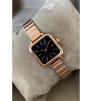 Kare Kadın Kol Saati Özel Kutulu Rose Gold Siyah Şık Renk Metal Kordon İnce Bileklere Uygun Anneye Arkadaşa Sevgiliye Ablaya Kadına Eşe Hanıma Teyzeye Kız Çocuğuna Halaya Kız Kardeşe Doğum Günü Özel Gün Yıl Dönümü İş Hediyesi