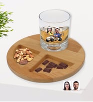 BK Gift Kişiye Özel Sevgililer Karikatürlü Viski Bardağı ve Doğal Masif Ahşap Yuvarlak Sunum Tabağı Çerezlik Hediye Seti-96