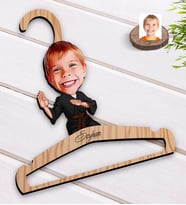 BK Gift Kişiye Özel Çocuk Karateci Karikatürlü Standart Boy Ahşap Elbise Askısı-1