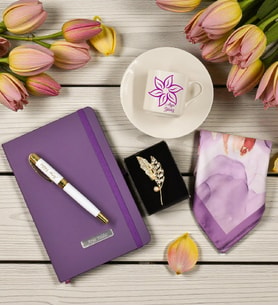Kişiye Özel Mor Termo Defter& Gold Detaylı Beyaz Roller Kalem&  Baskılı Fincan& Gold Renk Yaprak Broş& Mor Renkli Fular Hediye Seti