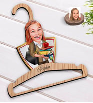 BK Gift Kişiye Özel Kadın Öğrenci Karikatürlü Standart Boy Ahşap Elbise Askısı-4