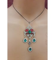 Boynuz Figürlü Zirkon Taşlı Otantik Kırmızı  Ve Yeşil Kolye Ucu (Kırmızı-Beyaz)