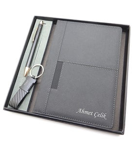 Signator® Codex  N285 Kişiye Özel Defterli Set - İsme Özel Siyah Kalem + İsme Özel Siyah Defter + İsme Özel Anahtarlık İsme Özel Kutusunda Hediyelik Set (Karışık)
