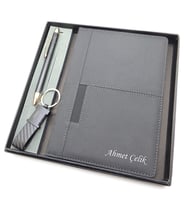 Signator® Codex  N285 Kişiye Özel Defterli Set - İsme Özel Siyah Kalem + İsme Özel Siyah Defter + İsme Özel Anahtarlık İsme Özel Kutusunda Hediyelik Set (Karışık)