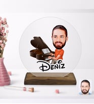 BK Gift Kişiye Özel Erkek Piyanist Karikatürlü Yuvarlak Ahşap Standlı Biblo-1