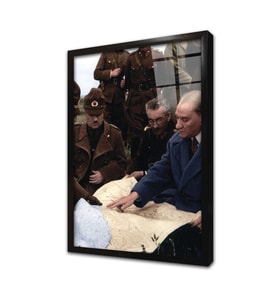 Atatürk Askerlerle Haritayı İncelerken Çerçeveli Cam Tablo