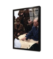 Atatürk Askerlerle Haritayı İncelerken Çerçeveli Cam Tablo
