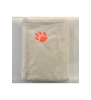 Yumuşak Wellsoft Fluffy Köpek ve Kedi Battaniyesi, Ekru Beyaz ve Turuncu Pati Deseni