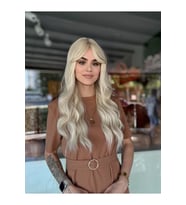Soğuk Sarı Dalgalı Uzun Perçemli Peruk