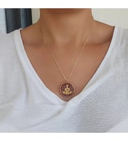 Eyes of Hearth El Yapımı Altın Kaplama Mistik Denge Kolye (Koyu Bordo)