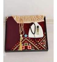Çeyizlik Hediyelik Seccade Set – Kadife Kilim Desen, Eşarp, Tesbih, Takke, Esans ve Özel Kutu (Bordo)
