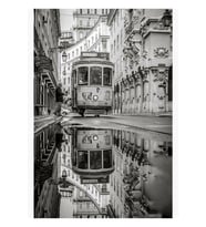 Lizbon Portekiz Tramvay Yansıma Siyah Beyaz Fotoğraf Tablo Ahşap Poster Dekoratif