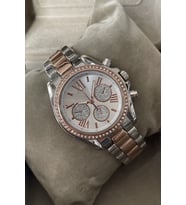 Özel Kutu İçinde Gümüş Rose Gold Renk Kadın Kol Saati Zirkon Taşlı Işıltılı Tarz Metal Kordon Yılbaşı Sevgililer Günü Hediyesi Arkadaşa Ablaya Anneye Eşe Hanıma Teyzeye Halaya Doğum Günü Özel Gün Yıl Dönümü Hediyesi Kız Kardeşe Kız Çocuğa