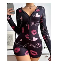 Arias Closet Pamuklu Kırmızı Öpücük ve Kalp Desenli Düğmeli Uzun Kol Tulum Pijama