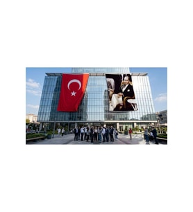Koltukta Oturan Atatürk- Takım Elbiseli Atatürk Bayrak ve Türk Bayrağı Premium Raşel Kumaş 2'li Set 10x15 metre ATA25