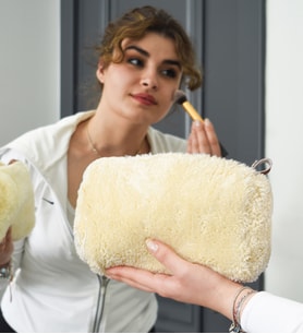 Fermuarlı Peluş Makyaj Çantası (Uzun Tüylü) – Kadınlar İçin En Yeni Makyaj Çantası Modelleri (Krem)