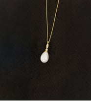 925 Ayar Gümüş Elegance Damla İnci Kolye (Altın)