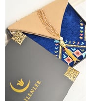 Çeyizlik Hediyelik Set – Kadife Kilim Desenli Seccade, Eşarp, Kristal Tesbih ve Özel Kutu (Lacivert)