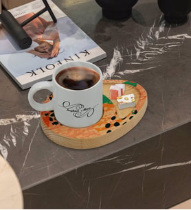 BK Gift Kişiye Özel Modern Art Tasarımlı Doğal Ahşap Tabaklı Türk Kahvesi Fincanı Sunum Seti Model 1