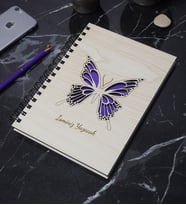 Kişiye Özel Kelebek Desenli Ahşap Kapaklı Defter - İsme Özel -  A5 60 Yaprak (120 SAYFA) (Mor)