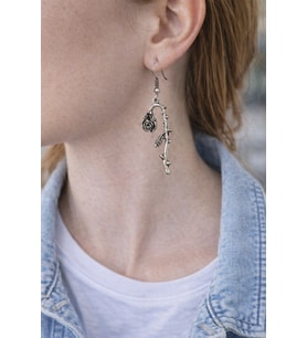 Black Rose Branch – Gül Detaylı Eskitme Gümüş Renk Sallantılı Küpe