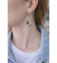 Black Rose Branch – Gül Detaylı Eskitme Gümüş Renk Sallantılı Küpe