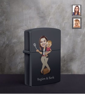 Kişiye Özel Anneler Günü Anne ve Erkek Çocuk Karikatürlü UV Baskılı Siyah Benzinli Cakmak Model-2