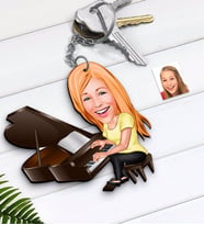 BK Gift Kişiye Özel Kadın Piyanist Karikatürlü Ahşap Anahtarlık-1 (Beyaz)
