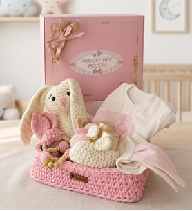 Premium Kişiye Özel İsimli Hediye Kutusunda El Emeği Örgü Sepette Sevimli Tavşan Temalı Tulum ve Amigurumi Ürünlerden Oluşan Yenidoğan Kız Bebek Hediye Seti