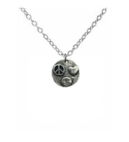 Peace, Kalp ve Gülümseme Sembollü Unisex Kolye – 60 cm Zincirli, Üçlü Sembol Anlamlı Takı (Gümüş)