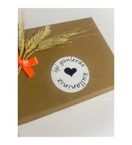 İyi Günlerde Kullanınız Siyah Yazılı Ortası Kalpli Yuvarlak Yapışkanlı Etiket 4x4 cm 120 adet