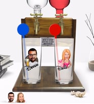 BK Gift Kişiye Özel Renkli Baskılı Erkek ve Kadın Karikatürlü İkili Vodka Bardağı ve Çift Musluklu Doğal Ahşap Vodka Standı-3 (Model 1)