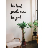 Be Kind Smile More Be You Duvar Yazısı Ahşap Duvar Tablosu (Siyah - Beyaz)