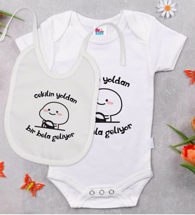 BK Kids Bir Bela Geliyor Tasarımlı Beyaz Bebek Body Zıbın ve Mama Önlüğü Hediye Seti-1