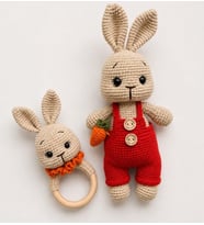 Kırmızı Tulumlu Havuçlu Sempatik Tavşan Uyku Arkadaşı ve Çıngırak Takımı Amigurumi Organik Oyuncak
