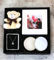Kişiye Özel Beyaz Çerçeve Peluş Ayıcık Anahtarlık & Kartanesi Kolye Metal Kutu Mum Hediye Seti