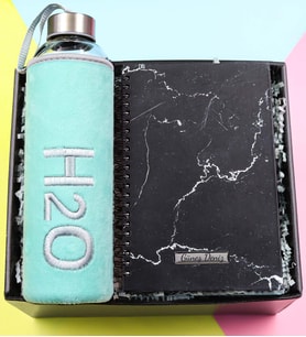 Kişiye Özel Mermer Desenli Defter & Peluş Kılıflı 600ml Turkuaz Renk Cam Matara Hediye Seti