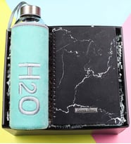 Kişiye Özel Mermer Desenli Defter & Peluş Kılıflı 600ml Turkuaz Renk Cam Matara Hediye Seti