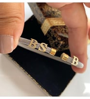 Beyaz Çelik Üzeri 14Ayar Altın 3 Harf Detaylı Bileklik