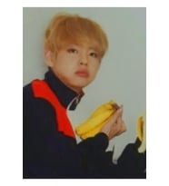 Taehyung Ve Muz Tablo Ahşap Poster Dekoratif Kod3650